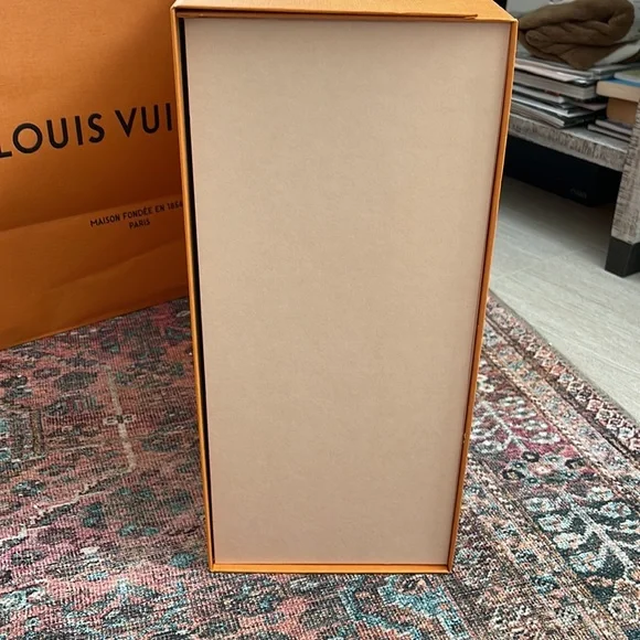 COPY - Authentic Louis Vuitton xtra large empty box. - Picture 10 of 17